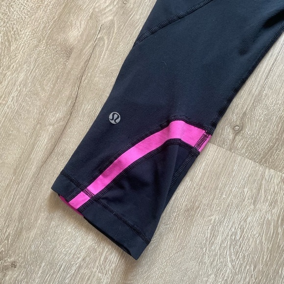 Lululemon Inspire Crop II Back and Pink Striped Size 6 - Picture 5 of 7